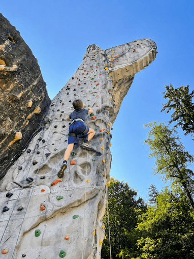 KINDERPROGRAMM - Hoch hinaus beim Klettern