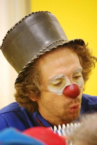 Clown-Akrobatik-Performance- "Ca Gratte/ Es juckt"