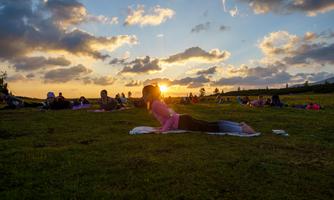 Bergglühen und Sonnenaufgangs-Bergyoga