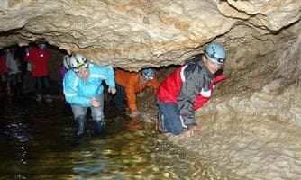 Durch Höhlen zu verborgenen Wassern