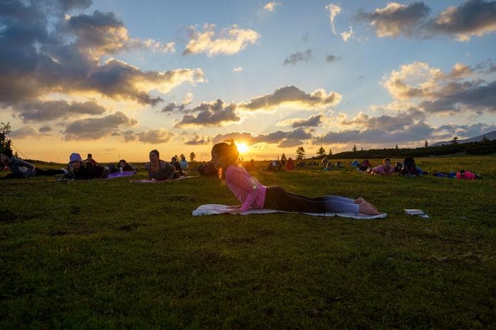 Bergglühen und Sonnenaufgangs-Bergyoga