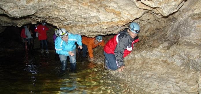 Durch Höhlen zu verborgenen Wassern
