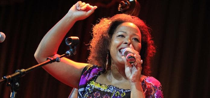 Stella Jones mit Drum-Legende Rudi Staeger und Band