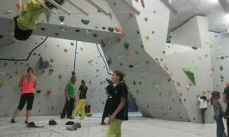 Schnupper-Klettern in der Boulderhalle für Groß & Klein