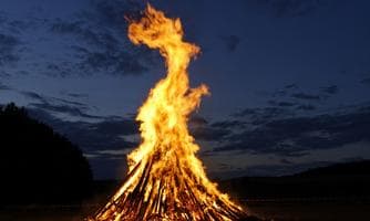 nnwendfeuer brennen am Spielberg