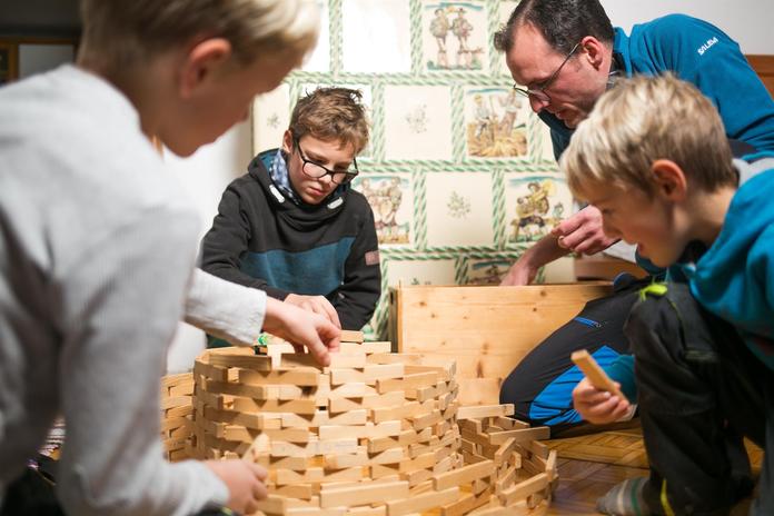 Immer wieder freitags Seeham SEhEN... Holzstöckerlbauen für Jedermann