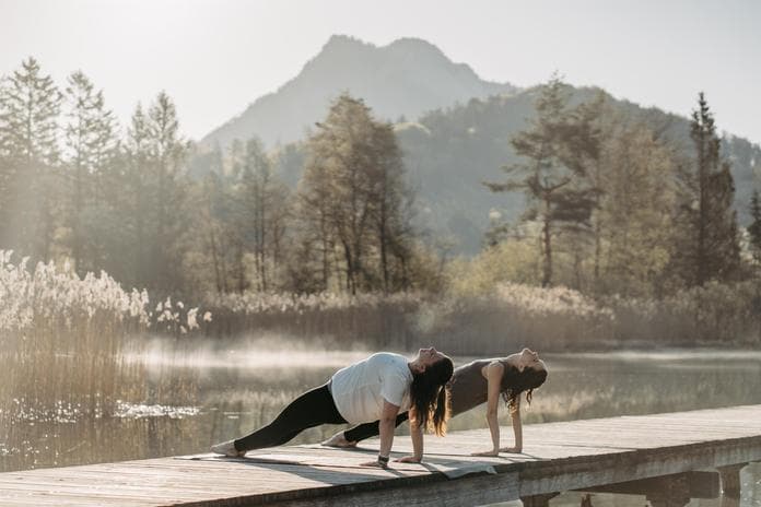 Yoga am Naturbadestrand Hof mit Helene Asböck&Magdalena Heidinger