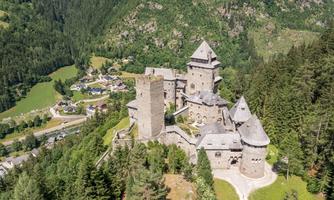 mmerfest mit Frühshoppen auf der Burg Finstergrün