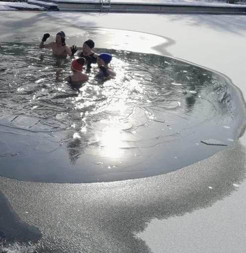 Eisbaden im Naturbad