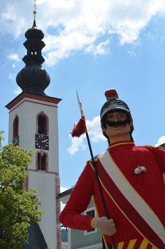 Parade of the Musizierwochenmusi with Samson followed by music at the inns
