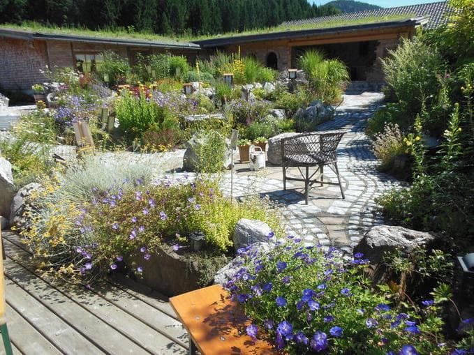 Führung durch den Kräutergarten am Erlebnisbauernhof in Faistenau