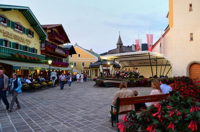 Musik am Marktplatz mit "Just the 3 of us"