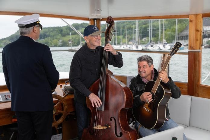 Schifffahrt mit Live-Musik. Seeham