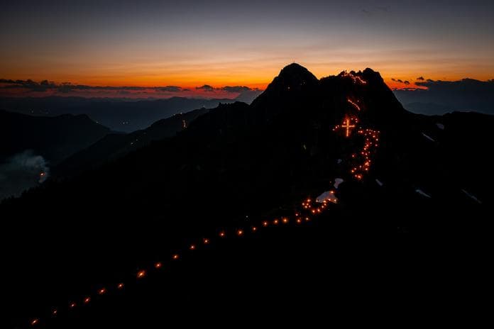 Sonnwendfeuer - Berge in Flammen