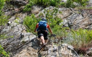 Klettersteigerlebnis am Burgfelsen in Ladis
