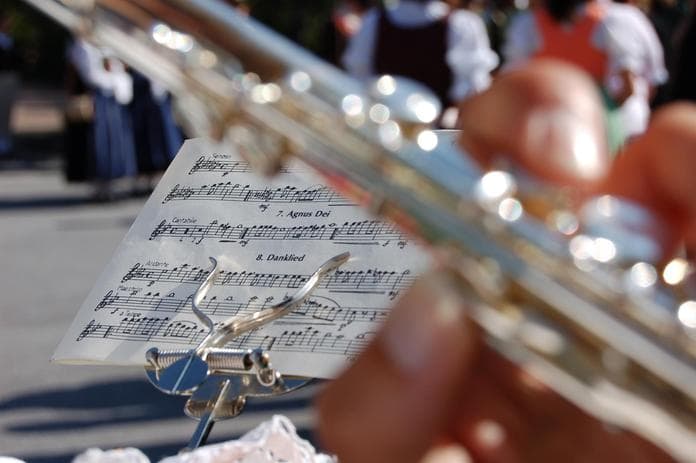 Herz-Jesu-Prozession und Konzert der Musikkapelle Huben