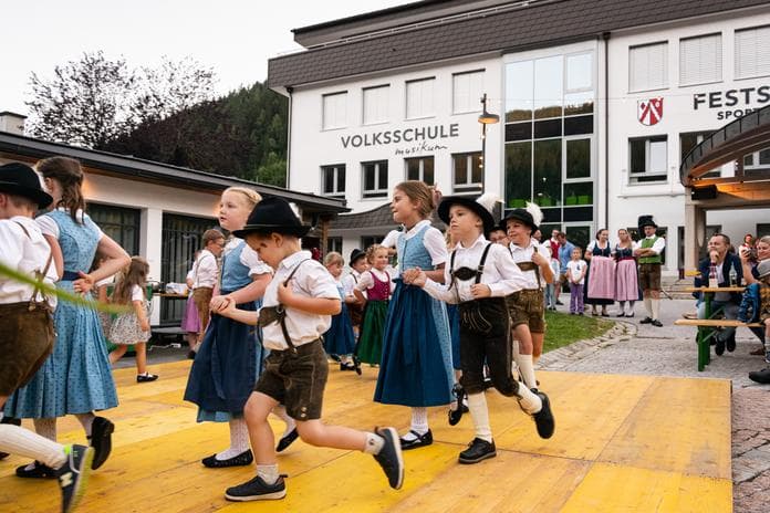 VERSCHOBEN: 2. Dorfabend | Dorfplatz | TMK Eben & Heimatverein D'Burgstoana