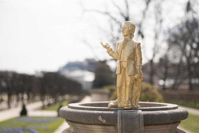 Skulptureninstallation: Mozart – Das unbezähmbare Genie