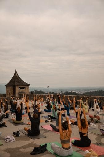 SUNRISE YOGA auf der Kuenburgbastei