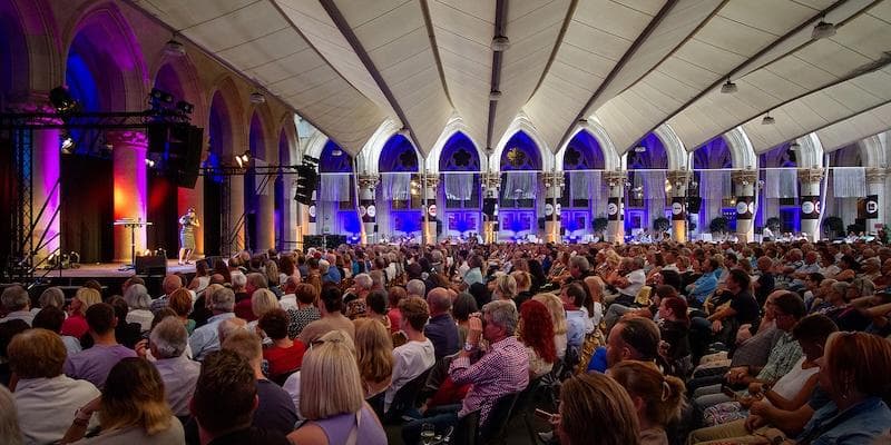 Wiener Kabarettfestival 2026: Lachen im Arkadenhof